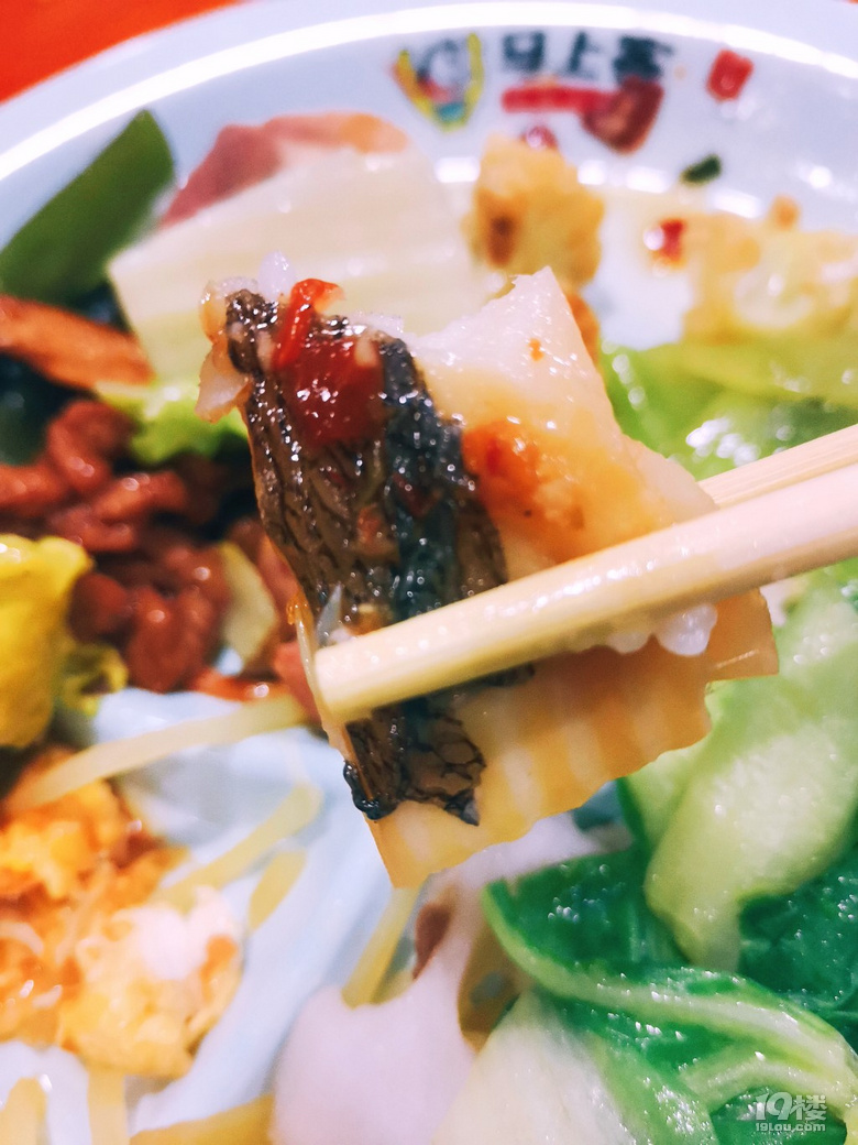 “打工人”的自选套餐荤素搭配十几元吃到饱！