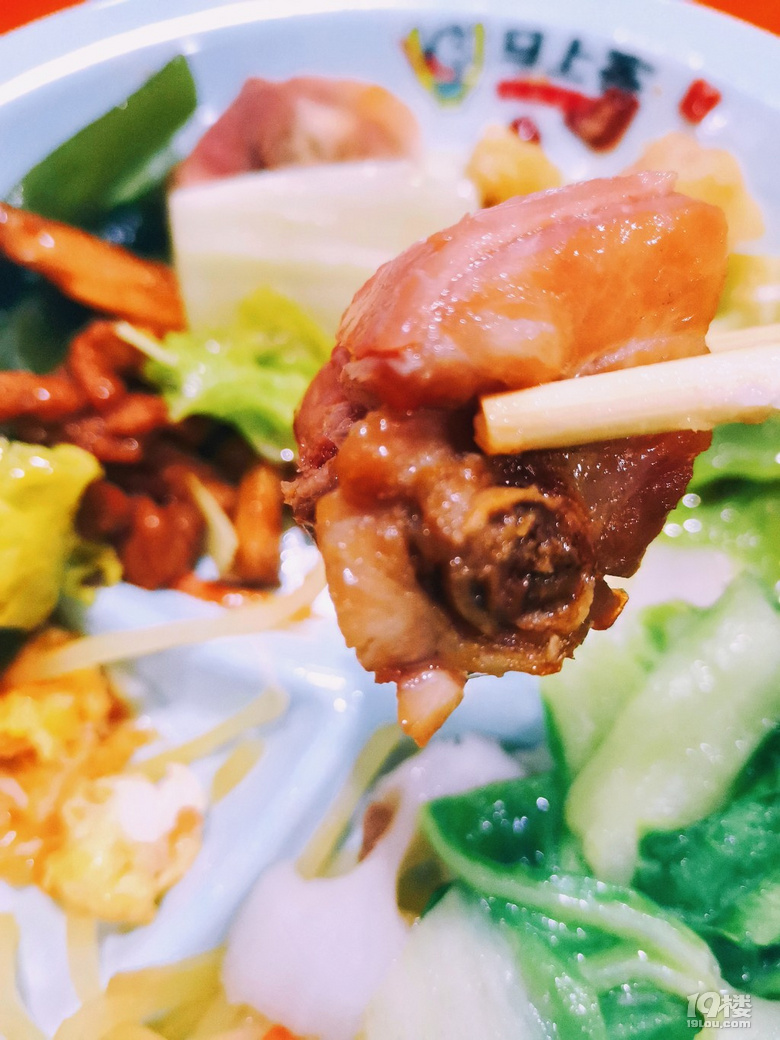 “打工人”的自选套餐荤素搭配十几元吃到饱！