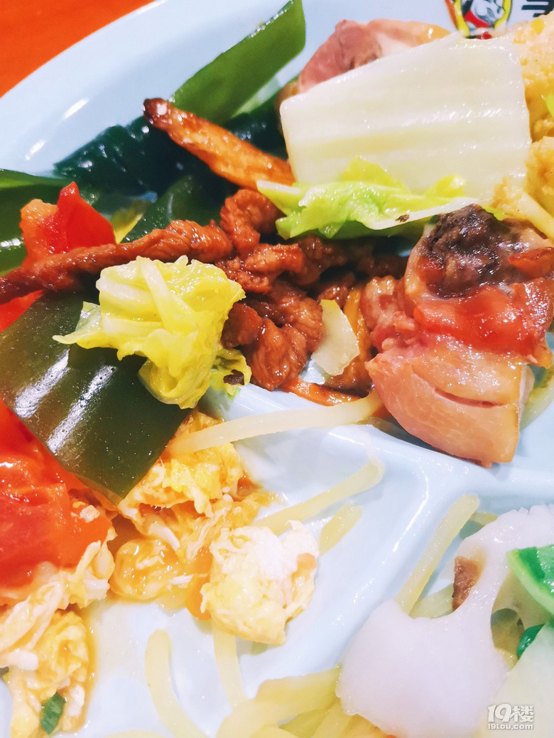 “打工人”的自选套餐荤素搭配十几元吃到饱！