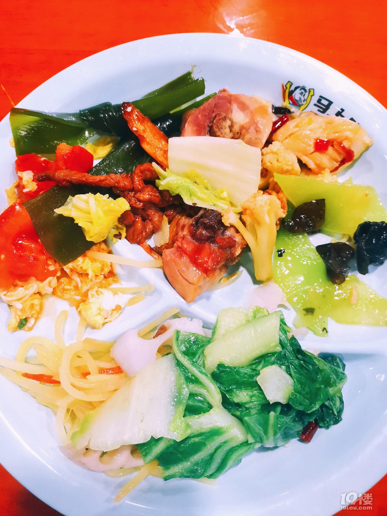 “打工人”的自选套餐荤素搭配十几元吃到饱！