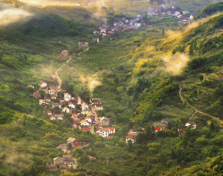 往東是西湖,往西是黃山,這個(gè)神仙“綠肺”小城,杭州地鐵可直達(dá)