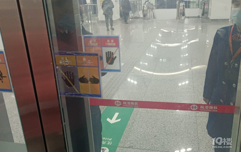 第一次被困電梯居然是在地鐵站