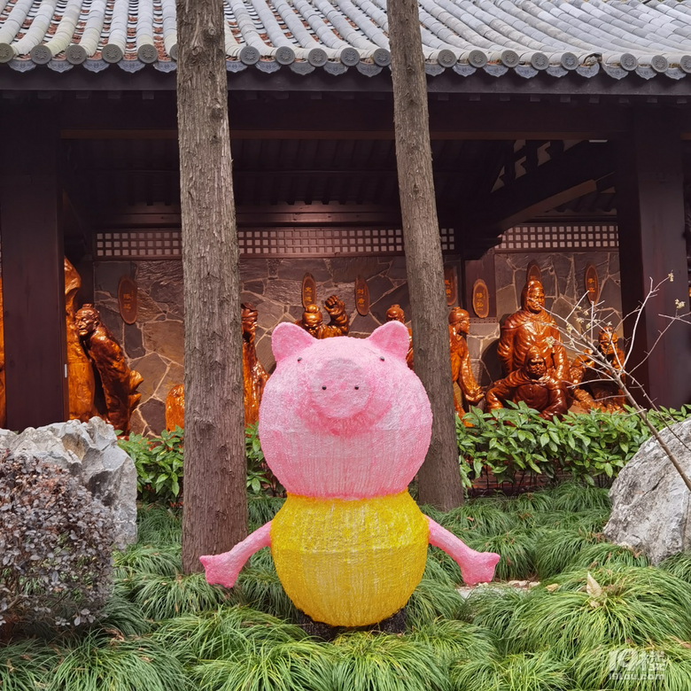 让根博园的根艺与福牛相撞