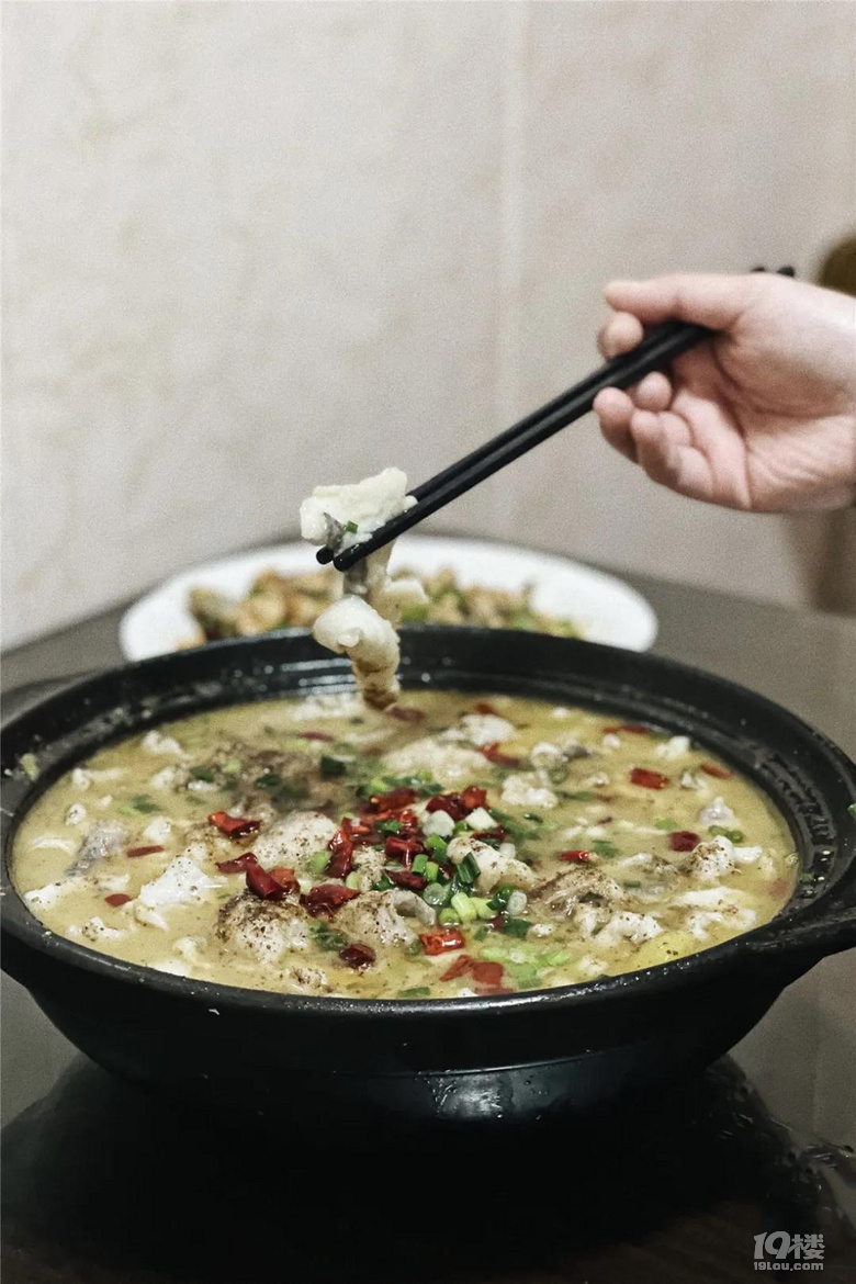 浙西美食小城“小四川”,豆腐包配辣椒醬吃得我不亦樂乎!