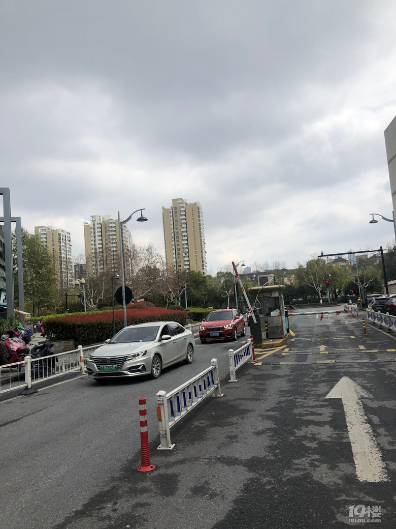杭州老小區(qū)太難了:3000多個停車位,6000多輛車!