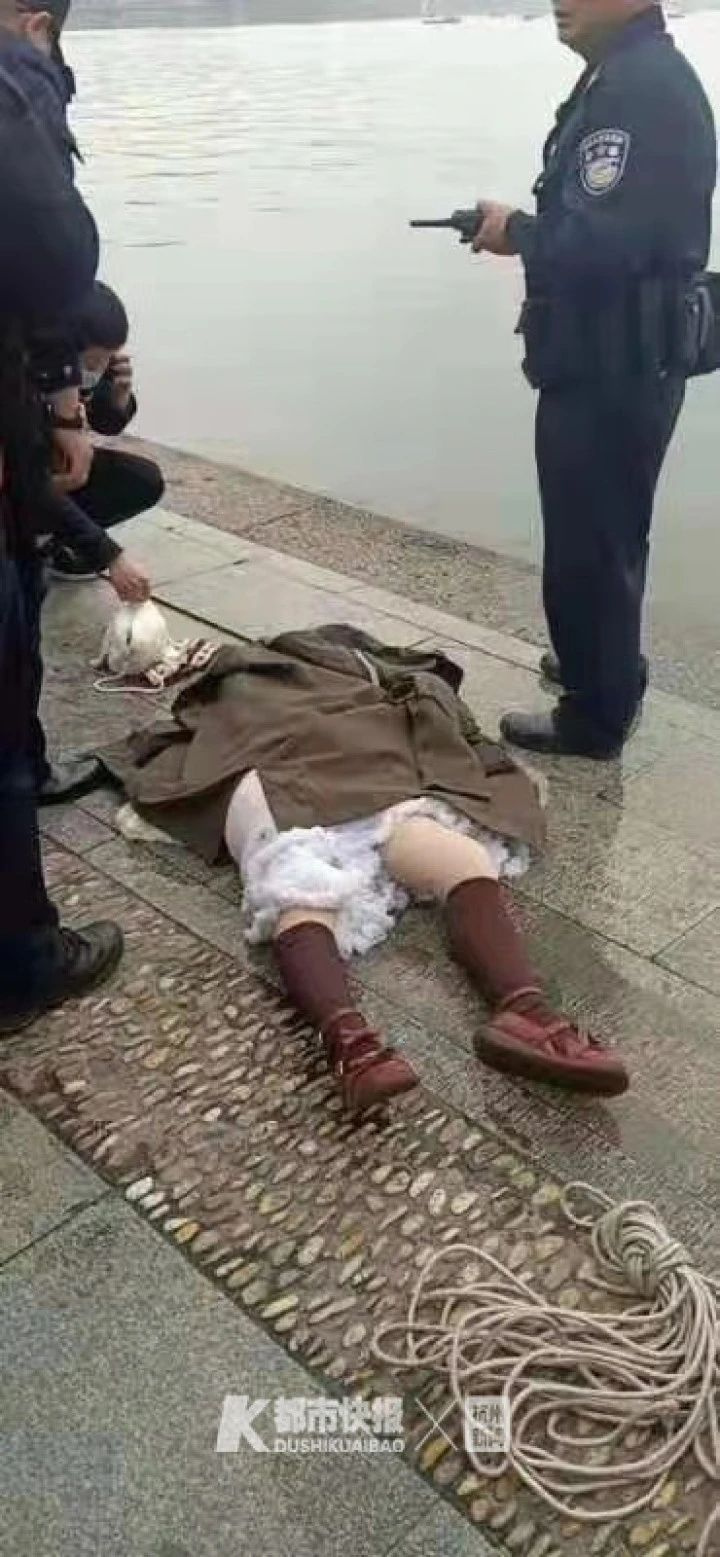 今天中午西湖断桥边16岁女孩落水路过的杭州大四男生马上脱鞋