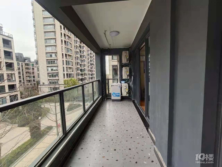 直降三十万 精装两房 卖家包税 产证清晰 无需社保 赠送车位