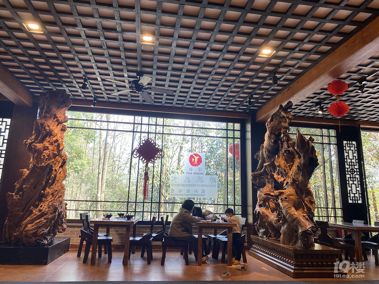 游根雕根宫佛国，赏别样根雕