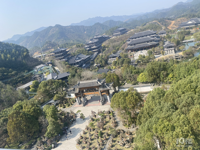 游根雕根宫佛国，赏别样根雕