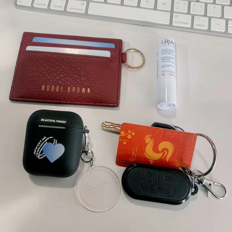 大家出門一般包包里都帶些什么？來曬一曬，順便來個(gè)好物種草吧