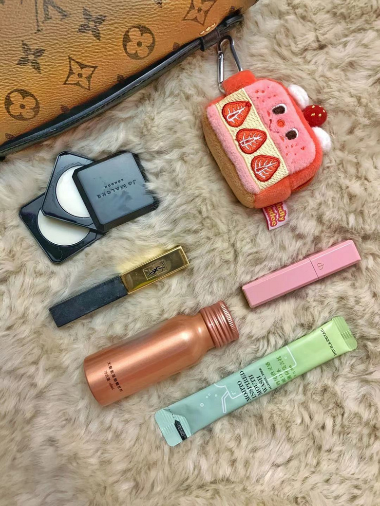 大家出門一般包包里都帶些什么？來曬一曬，順便來個(gè)好物種草吧
