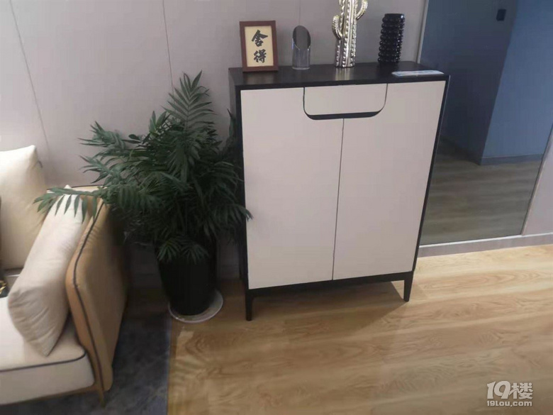 精装修附赠家具 外地人可买!电梯房 采光好可议价！看房可接送