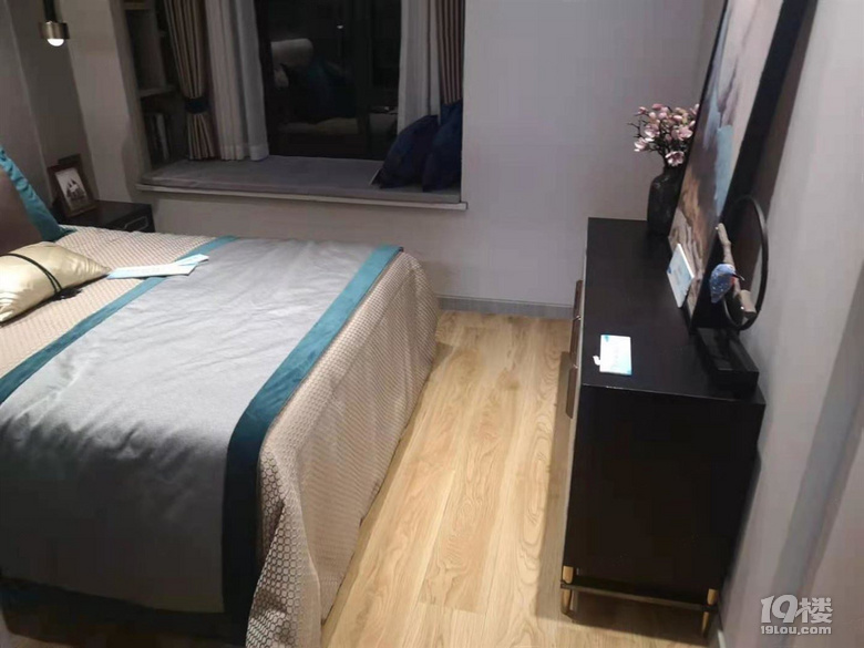 精装修附赠家具 外地人可买!电梯房 采光好可议价！看房可接送