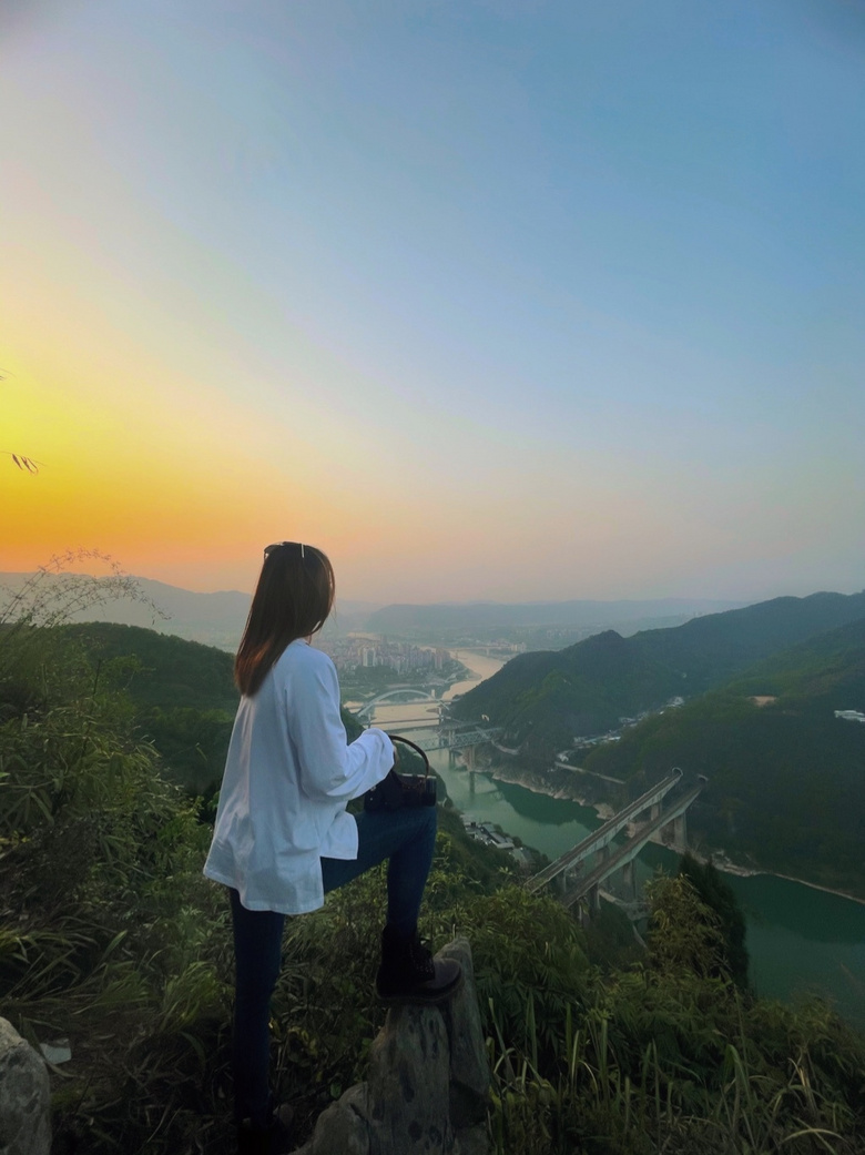 廢墟最能拍大片，周末解鎖新晉網(wǎng)紅打卡地，懸崖河谷風(fēng)景絕美