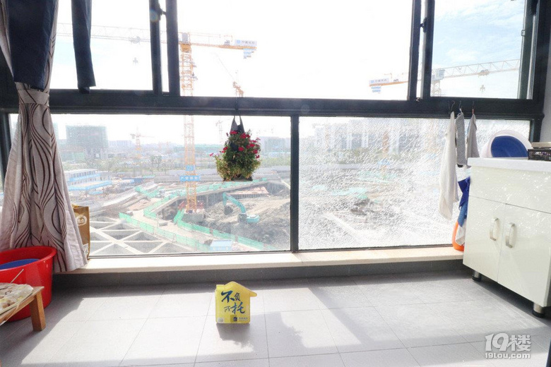 包车位！东边套三房两卫户型！房东换房急售！自住装修30万！