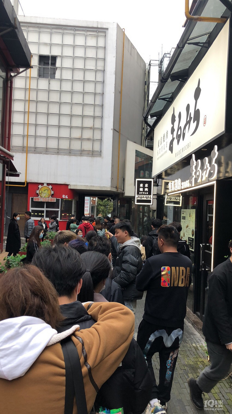 黄晓明开的烤肉店,排队4个小时值得吗?
