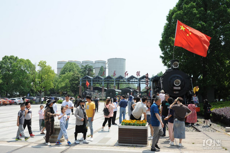 850萬(wàn)粉絲抖音旅游主播杭州小黑諸鳴帶你打卡航空小鎮(zhèn)