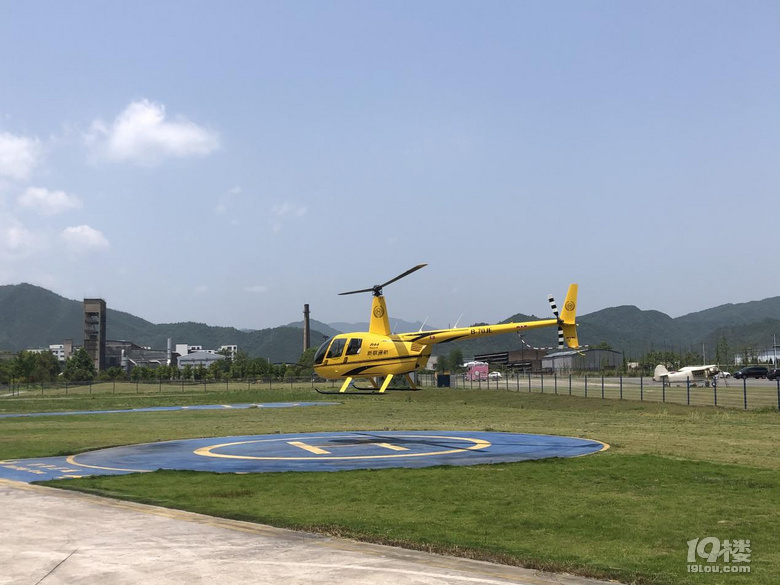 850萬(wàn)粉絲抖音旅游主播杭州小黑諸鳴帶你打卡航空小鎮(zhèn)
