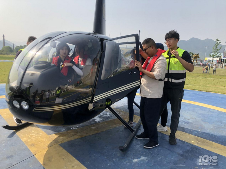 850萬(wàn)粉絲抖音旅游主播杭州小黑諸鳴帶你打卡航空小鎮(zhèn)