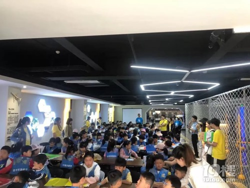 850萬(wàn)粉絲抖音旅游主播杭州小黑諸鳴帶你打卡航空小鎮(zhèn)