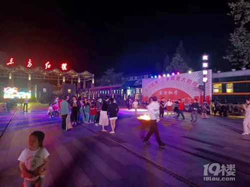 850萬(wàn)粉絲抖音旅游主播杭州小黑諸鳴帶你打卡航空小鎮(zhèn)