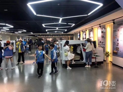 850萬(wàn)粉絲抖音旅游主播杭州小黑諸鳴帶你打卡航空小鎮(zhèn)