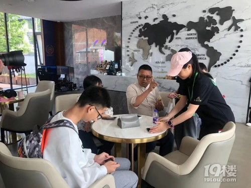 850萬(wàn)粉絲抖音旅游主播杭州小黑諸鳴帶你打卡航空小鎮(zhèn)