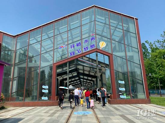 850萬(wàn)粉絲抖音旅游主播杭州小黑諸鳴帶你打卡航空小鎮(zhèn)