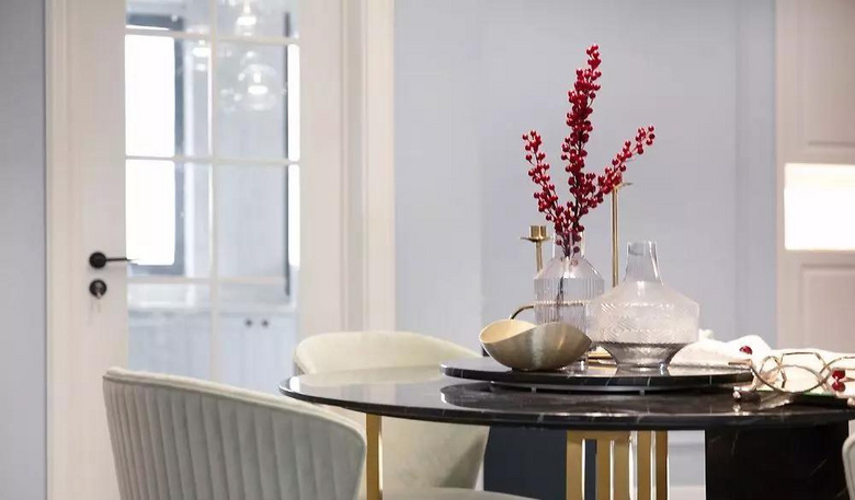 【作品赏析】——现代美式三居室,石膏线装饰的背景墙简洁又大气