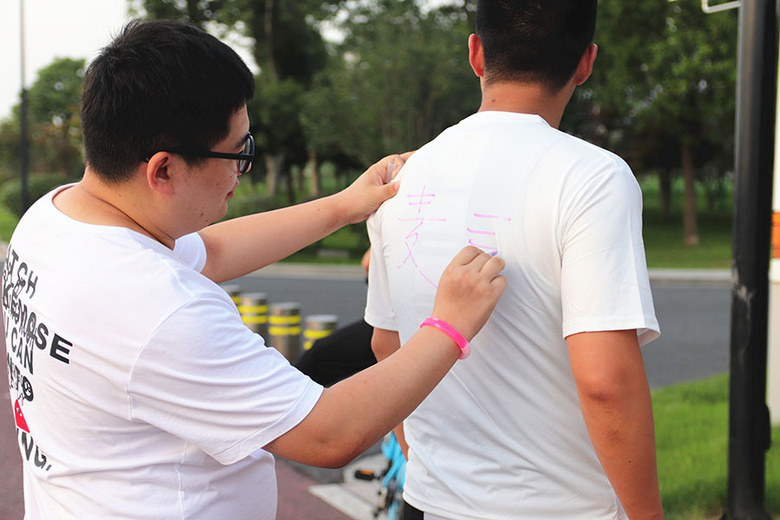 ��ȼ������ȫԱ������׷���ߡ���2021���������װ��ӫ��ҹ�ܻ���