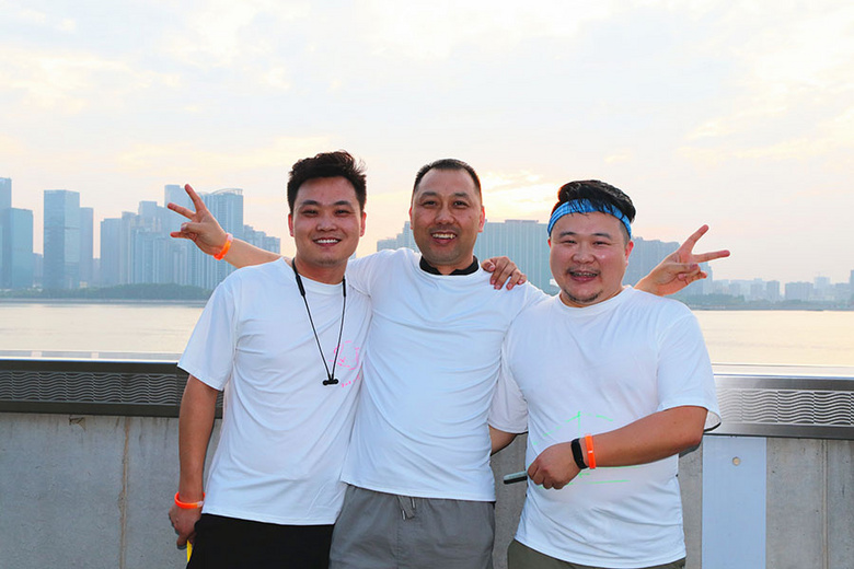 ��ȼ������ȫԱ������׷���ߡ���2021���������װ��ӫ��ҹ�ܻ���