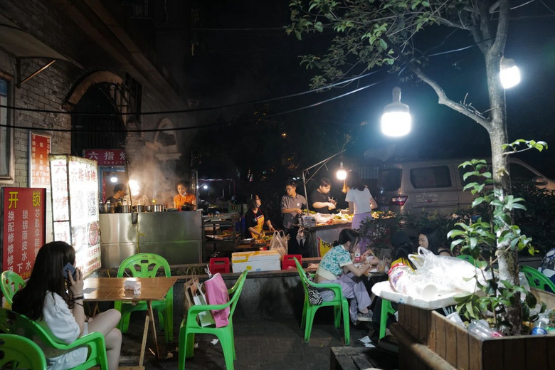 吃夜宵,看夜景,想過一個激情的夏天,你還是得來重慶