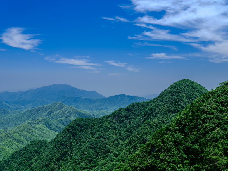 灵溪山景区海拔730米玻璃观光平台,视线几乎无遮挡一览众山小