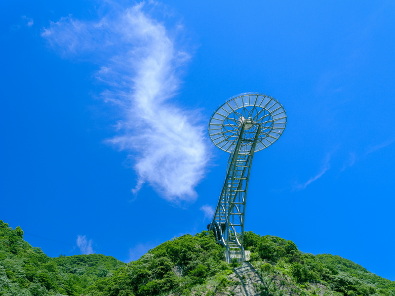 灵溪山景区海拔730米玻璃观光平台,视线几乎无遮挡一览众山小
