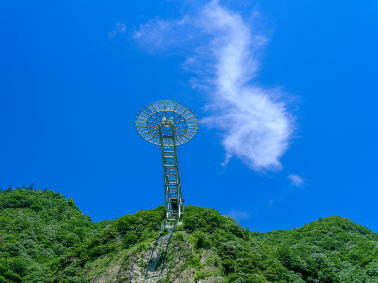 灵溪山景区海拔730米玻璃观光平台,视线几乎无遮挡一览众山小