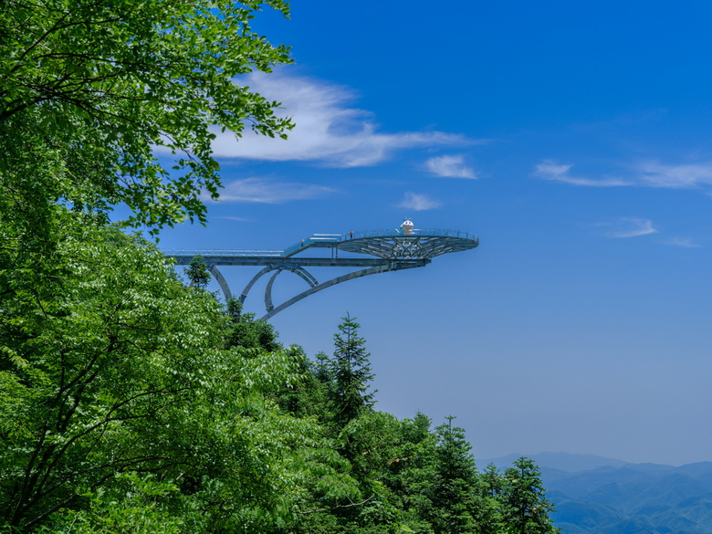 灵溪山景区海拔730米玻璃观光平台,视线几乎无遮挡一览众山小