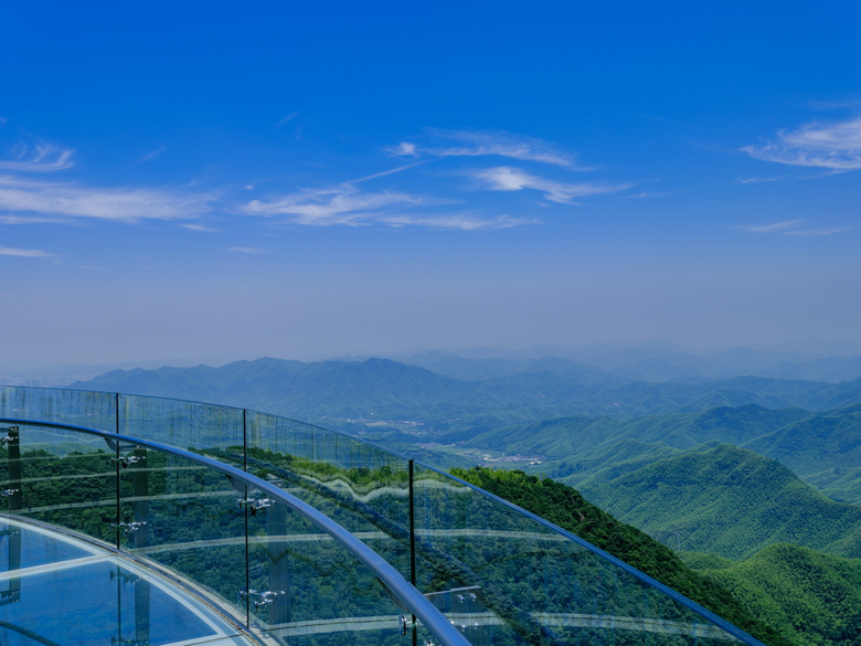 灵溪山景区海拔730米玻璃观光平台,视线几乎无遮挡一览众山小
