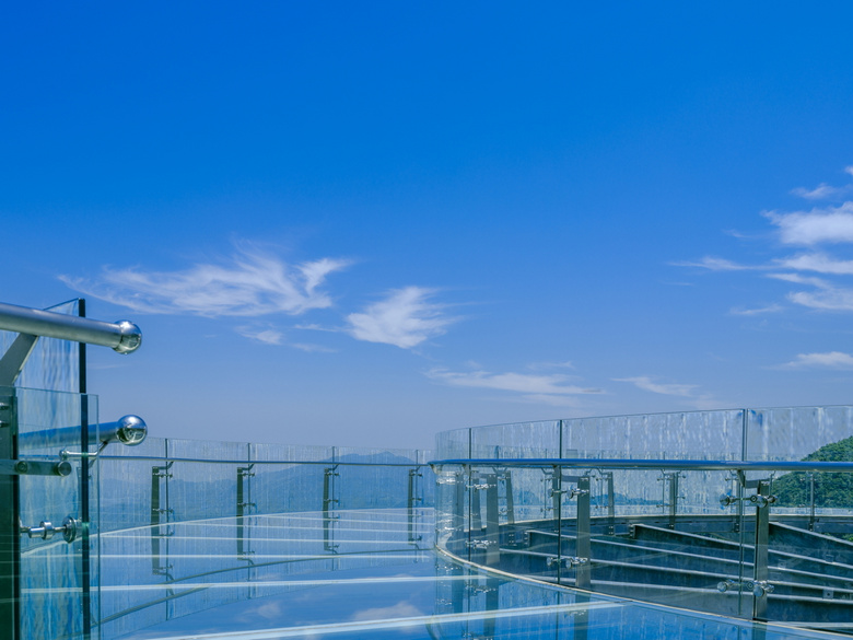 灵溪山景区海拔730米玻璃观光平台,视线几乎无遮挡一览众山小