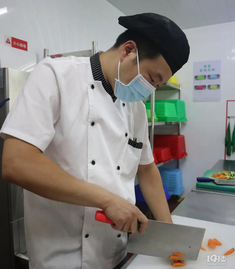 食堂阿姨也要比赛?这所幼儿园开展了食堂人员岗位技能展示活动