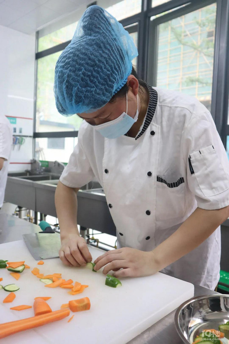 食堂阿姨也要比赛?这所幼儿园开展了食堂人员岗位技能展示活动