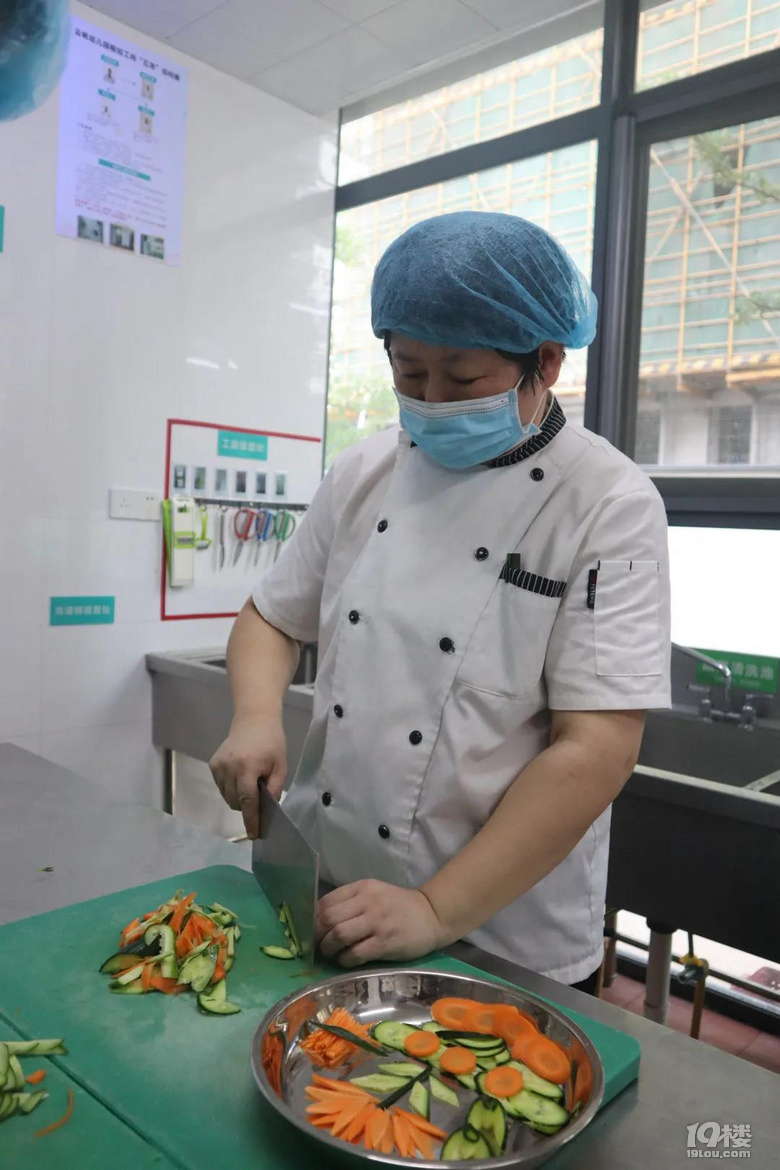 食堂阿姨也要比赛?这所幼儿园开展了食堂人员岗位技能展示活动
