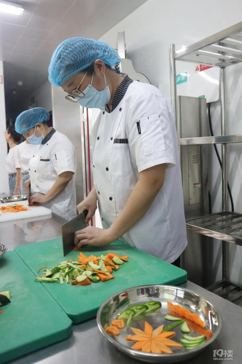 食堂阿姨也要比赛?这所幼儿园开展了食堂人员岗位技能展示活动