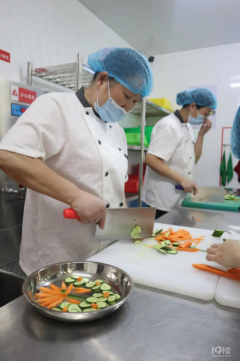食堂阿姨也要比赛?这所幼儿园开展了食堂人员岗位技能展示活动