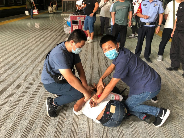 杭州一户人家价值数十万玉石被盗！一看监控惊了……