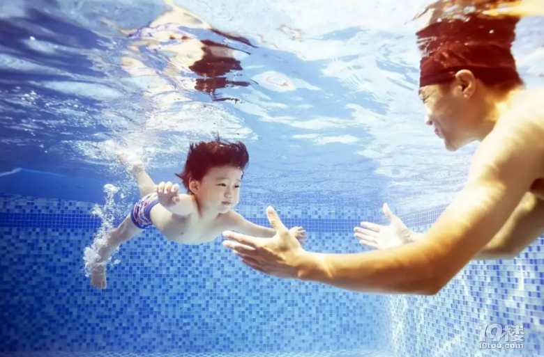夏季游泳要注意,特别是年纪小的宝宝