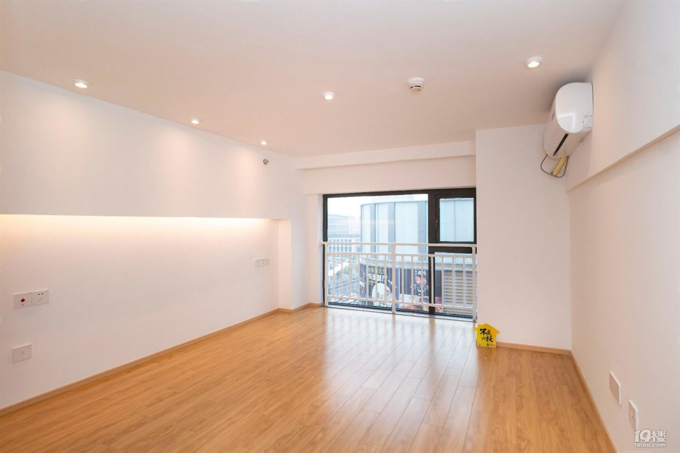 5号线地铁口网红公寓龙湖天街双钥匙户型4.9米层高