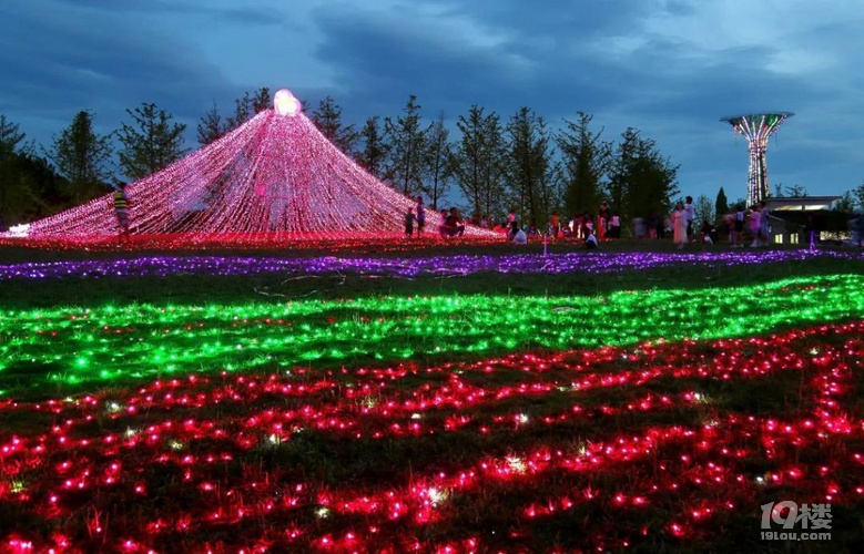 遵义深溪镇:夜游百草园赏流光溢彩灯光秀