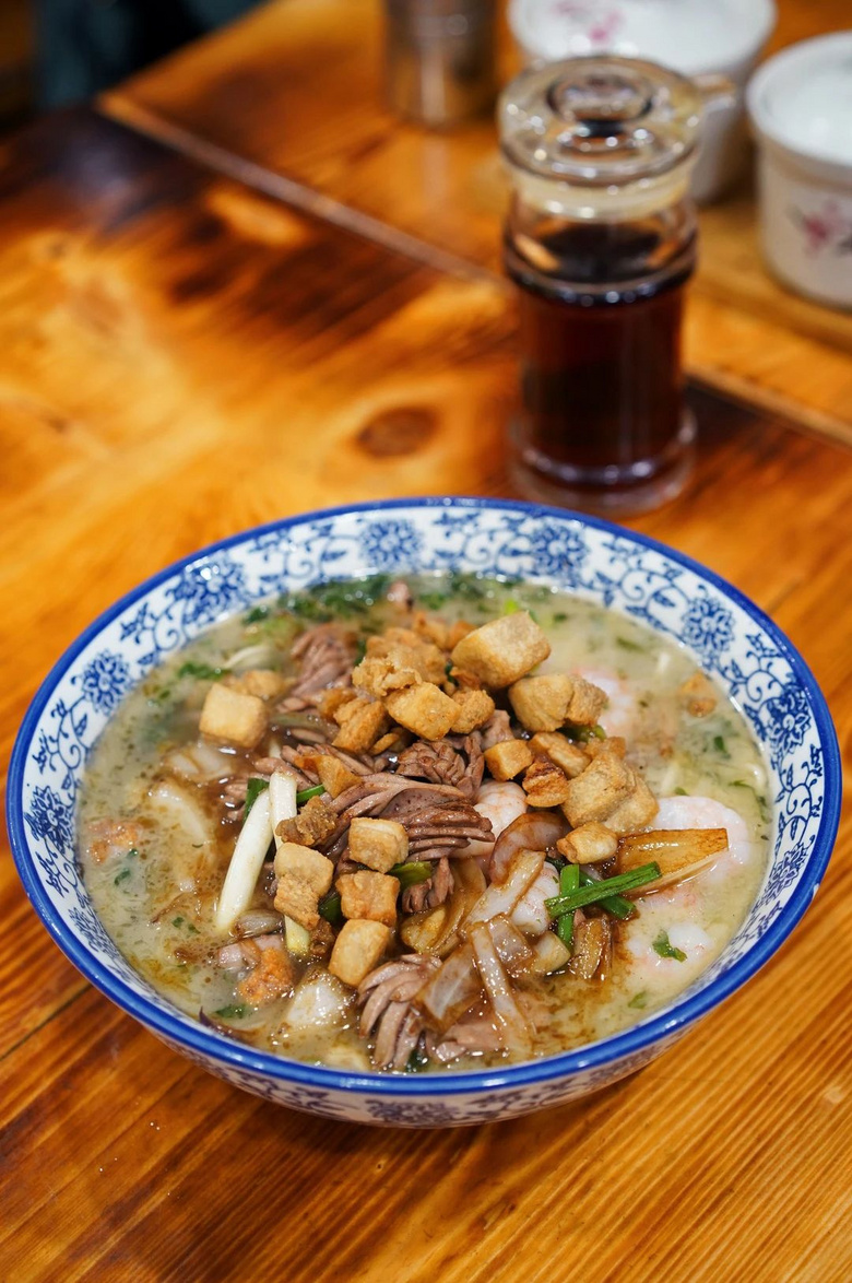 杭州排隊最長的兩家面館,原來真的是“一個師傅教出來的”