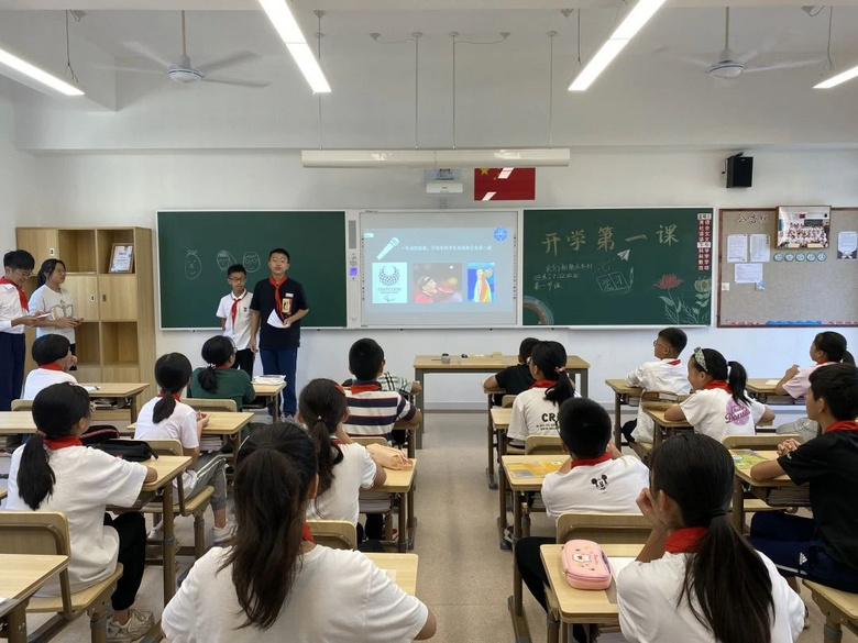 华师大附校初一年级“开学第一课”剪影
