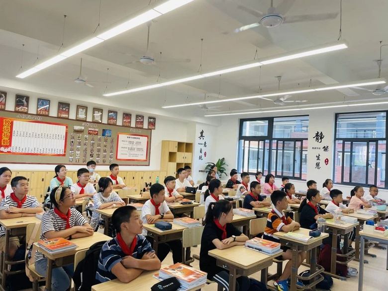华师大附校初一年级“开学第一课”剪影